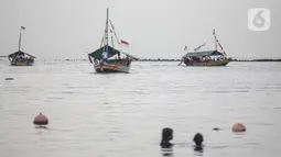 Sejumlah perahu yang membawa pengujung terlihat di Pantai Ancol, Jakarta, Rabu (28/12/2022). Isu cuaca yang kurang bersahabat pada hari ini, tidak menyurutkan keinginan warga menghabiskan libur untuk berwisata di kawasan wisata Ancol. (Liputan6.com/Faizal Fanani)