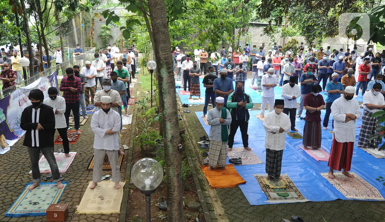 Warga melaksanakan salat Jumat berjemaah di Masjid Raya Cinere, Depok, Jumat (5/6/2020). Umat muslim di sejumlah wilayah Jabodetabek menunaikan salat Jumat perdana dengan menerapkan protokol pencegahan COVID-19 setelah dua bulan kegiatan ibadah di masjid ditiadakan. (merdeka.com/Arie Basuki)
