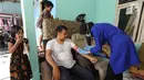 Petugas melakukan pengambilan sample darah warga di Cinere, Depok, Rabu (28/6/2019). Dinas Kesehatan Depok dan Puskesmas Cinere melakukan investigasi sumber penyakit dan sampel darah warga di kawasan ini terkait sudah lebih dari sepekan 12 warga terjangkit hepatitis A. (merdeka.com/Arie Basuki)