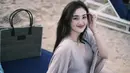 Tanpa tambahan celana, dress ini menonjolkan paha mulus Ranty yang menjadi pusat perhatian. Unggahan penampilan ini mendapat banyak tanggapan dari netizen. Banyak yang memuji kecantikannya dan menyebut kekasih Rayn Wijaya ini tampil begitu seksi. (Liputan6.com/IG/@rantymaria)