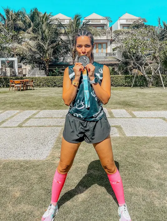 Nia Ramadhani bahagia bisa kembali ikut marathon setelah 6 minggu Istirahat. Belum lama ini, istri Ardi Bakrie itu ikut marathon di Bali. Ada momen yang sempat membuatnya panik ditengah lari. Tidak hanya sampai disitu, ia juga juga baru menyadari sepatunya jebol setelah sampai finish. [Instagram/ramadhaniabakrie]