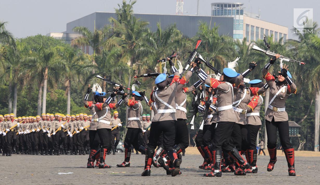 Atraksi ketangkasan anggota polisi wanita (Polwan) saat memeriahkan peringatan HUT ke-70 di Lapangan Monas, Jakarta, Senin (3/9). Berbagai atraksi ketangkasan diperlihatkan sejumlah polwan. (Merdeka.com/Iqbal S. Nugroho)