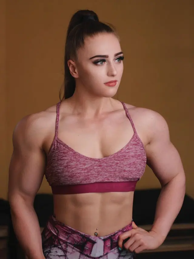 6 Potret Julia Vins, Wanita yang Viral Dapat Julukan 'Muscle Barbie'