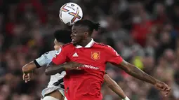 Aaron Wan-Bissaka pernah menjadi bek sayap andalan di skuat Manchester United. Namun, penampilan Diogo Dalot yang impresif membuatnya tersingkir dari formula Erik ten Hag. Musim ini, ia baru tampil sebanyak satu kali di Liga Inggris. (AFP/Paul Ellis)