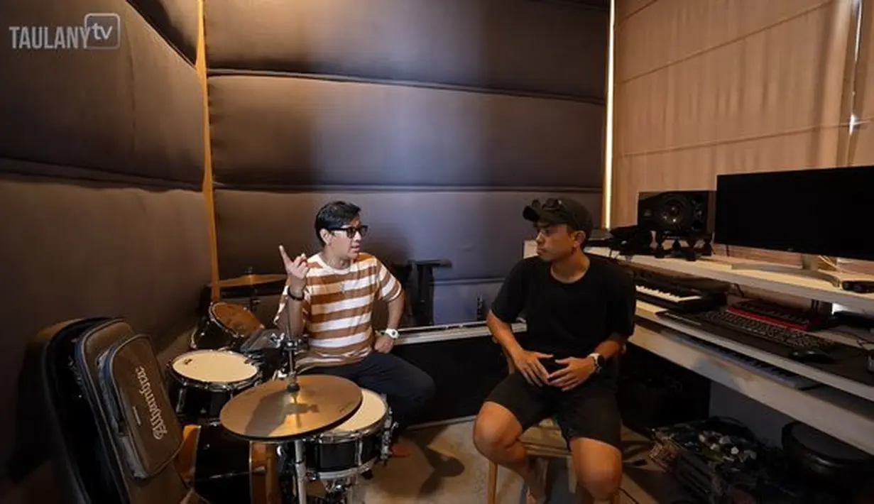 <p>Sedangkan di lantai 3 terdapat studio milik Ditto. Ini adalah tempat Ditto untuk berkarya. [Foto: YouTube.com/TAULANY TV]</p>