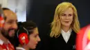 Aktris Australia, Nicole Kidman berdiri di garasi tim Ferrari menjelang Grand Prix F1 Australia di Melbourne, Sabtu (25/3). (AFP/Paul Crock)