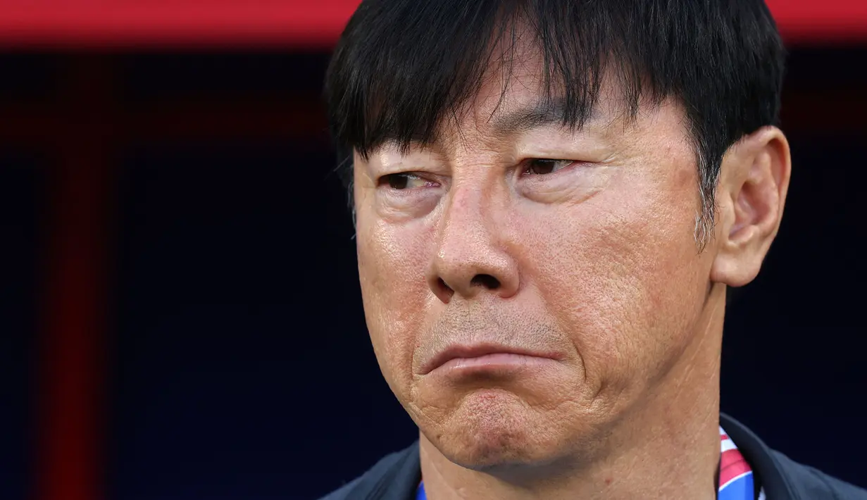 Pelatih Timnas Indonesia U-23, Shin Tae-yong juga tak luput dari keputusan kontroversi sang wasit. Ia diganjar kartu kuning setelah dianggap memberikan protes yang berlebihan kepada sang wasit. (AFP/Karim Jaafar)