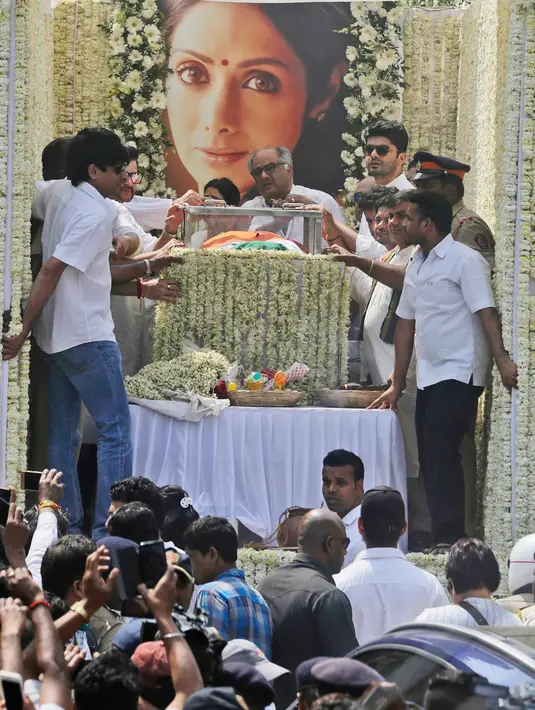 Suami Boney Kapoor (tengah) berdiri di samping jenazah aktris Bollywood Sridevi Kapoor saat akan dikremasi di Mumbai, India, Rabu (28/2). Sridevi Kapoor meninggal dunia di usia 54 tahun. (AP Photo/Rafiq Maqbool)