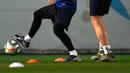 Penyerang Barcelona, Lionel Messi (kiri) mengontrol bola saat mengikuti sesi latihan tim di Joan Gamper Sports City di Sant Joan Despi (17/12/2019). Barcelona akan bertanding melawan Real Madrid dalam laga El Clasico di Camp Nou. (AFP/Lluis Gene)