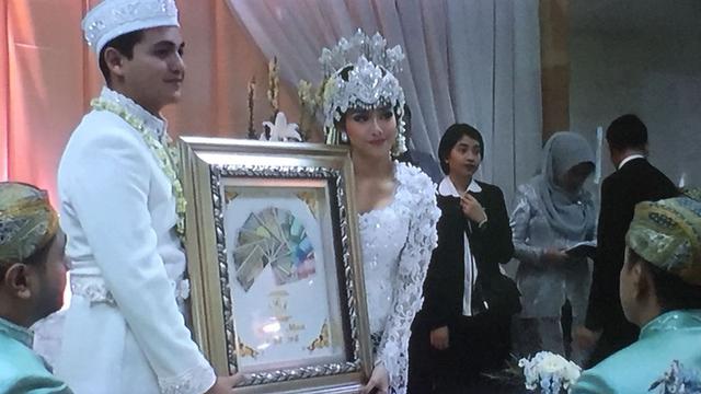 Ciuman Dengan Ayah Usai Menikah Adzana Bing Slamet Tuai Kecaman Showbiz Liputan6 Com