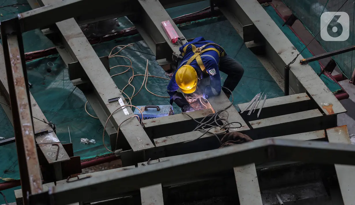 Pekerja menyelesaikan proyek pembangunan Jembatan layang (skybridge) CSW di Jakarta, Selasa (9/3/2021). Proyek pembangunan jembatan layang atau skybridge untuk integrasi Halte Transjakarta CSW di Stasiun MRT Asean ditargetkan selesai pada Mei 2021. (Liputan6.com/Johan Tallo)