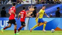 Pemain Al Nassr, Cristiano Ronaldo (kanan), mengontrol bola dibayangi pemain Istiklol dalam laga kedua Grup E Liga Champions Asia 2023/2024 yang berlangsung di Al Awal Park at King Saud University, Riyadh, Selasa (3/10/2023) dini hari WIB. (AFP/Fayez Nureldine)