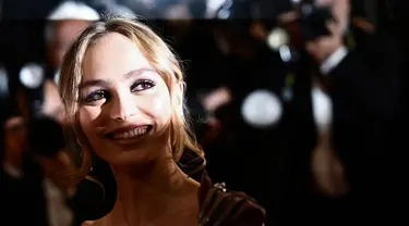 Aktris Lily-Rose Depp saat tiba untuk pemutaran film "The Idol" dalam Festival Film Cannes ke-76 di Cannes, Prancis Selatan, pada 22 Mei 2023. (LOIC VENANCE/AFP)