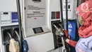 Petugas memegang nozzle saat melakukan pengisian bahan bakar jenis Biosolar pada kendaraan di salah satu SPBU Pertamina di Jakarta, Rabu (17/2/2021). Kementerian ESDM mencatat, pada tahun 2020 realisasi pemanfaatan biodiesel mencapai 8,46 juta kiloliter (kl). (merdeka.com/Iqbal S. Nugroho)