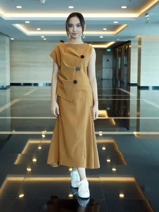 Tampil casual dengan simple dress berwarna coklat, Lyodra pun memilih menggunakan sneakers. Kesan semiformal juga terlihat di penampilan perempuan 17 tahun ini. (Liputan6.com/IG/@lyodraofficial)