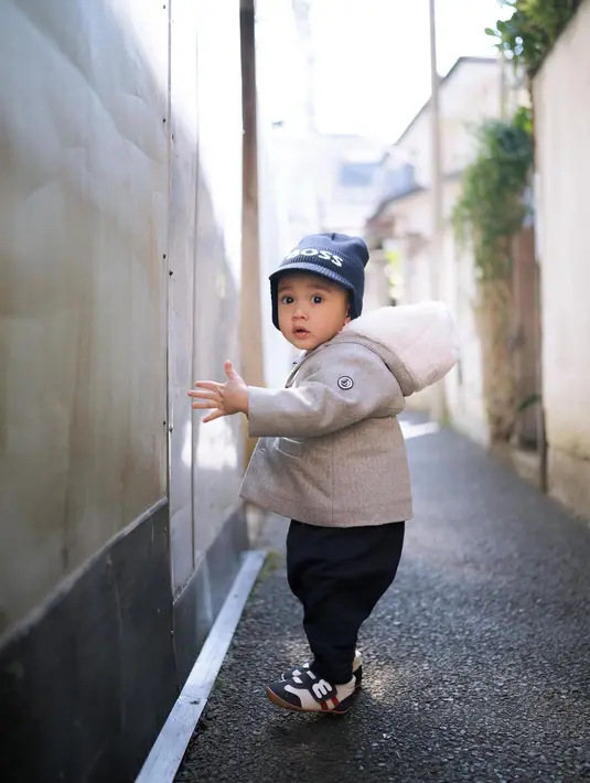 Rayyanza pamer OOTD menggemaskannya di sebuah gang di Jepang [@raffinagita1717]