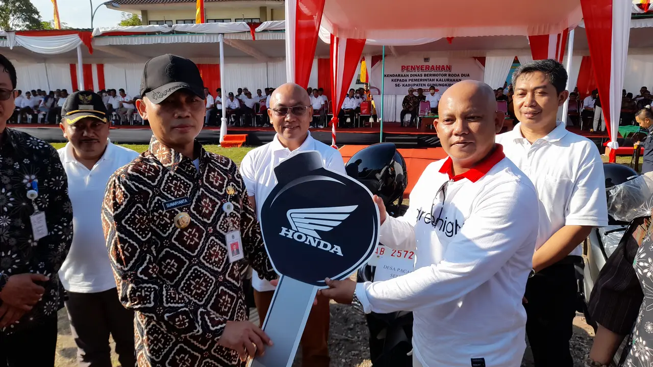 Bupati serahkan kunci motor kepada salah satu Lurah di Gunungkidul