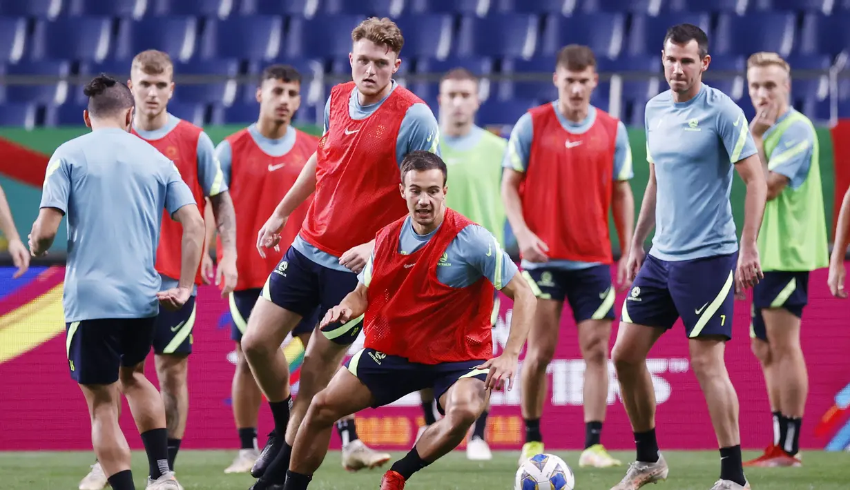 Para pemain Australia menghadiri sesi latihan di Stadion Saitama, Saitama, Jepang, Senin (11/10/2021). Australia akan menghadapi Jepang pada pertandingan kualifikasi Piala Dunia 2022. (Kyodo News via AP)