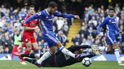Proses gol dari gelandang Chelsea, Eden Hazard, ke gawang Leicester pada laga Premier League di Stadion Stamford Bridge, London, Sabtu (15/10/2016). Chelsea menang 3-0 atas Leicester. (Reuters/Peter Nicholls)
