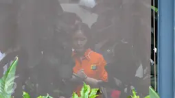 Jessica Kumala Wongso saat menjalani rekonstruksi sebagai tersangka di Kafe Olivier Grand Indonesia, Jakarta, Minggu (7/2). Dalam reka ulang tersebut tim penyidik Polda Metro Jaya melakukan sebanyak 50 adegan. (Liputan6.com/Herman Zakharia)