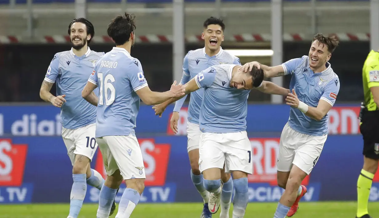 Pemain Lazio Gonzalo Escalante (tengah) merayakan golnya ke gawang Inter Milan bersama rekan satu timnya pada pertandingan Liga Italia di Stadion San Siro, Milan, Italia, Minggu (14/2/2021). Inter menggusur AC Milan dari puncak klasemen Liga Italia usai mengalahkan Lazio 3-1. (AP Photo/Luca Bruno)