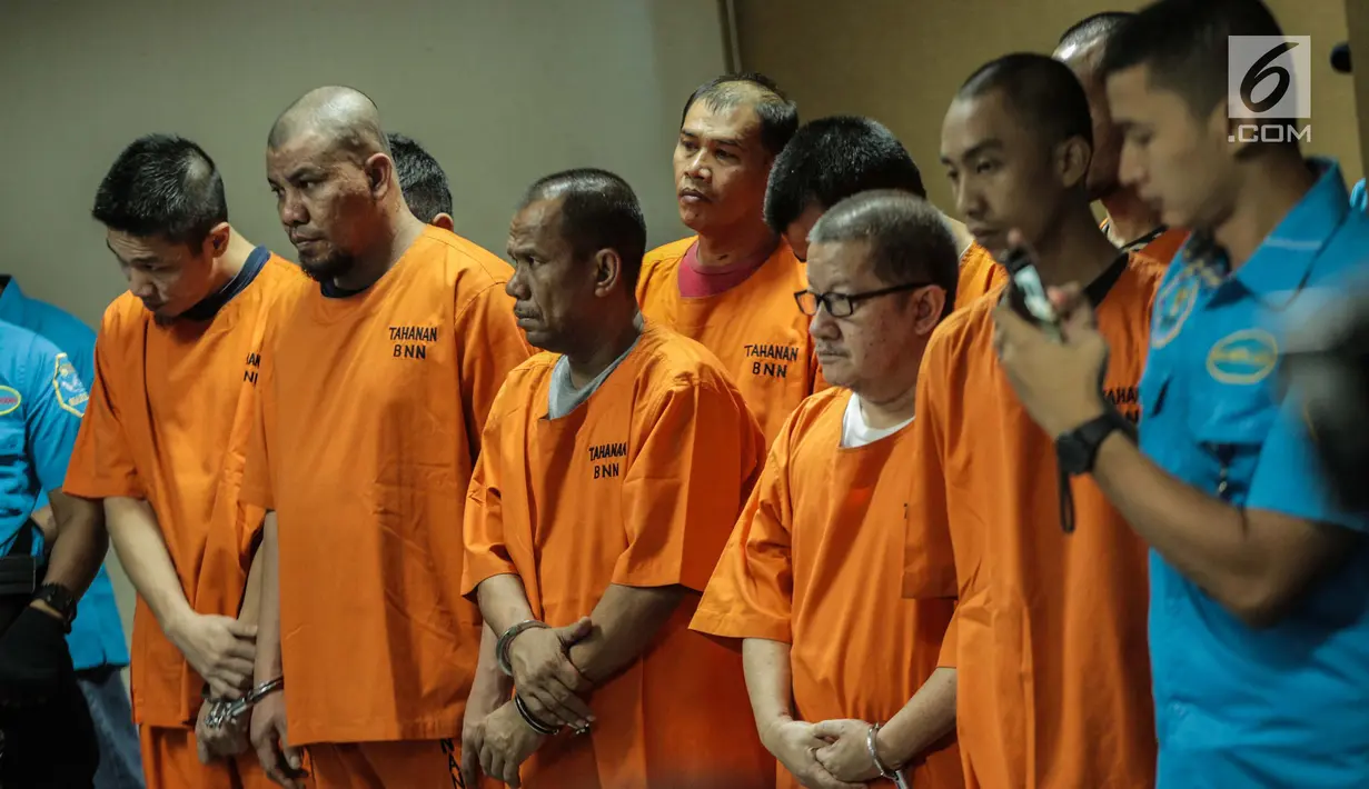 Tersangka Kasus Tindak Pidana Pencucian Uang (TPPU)  dihadirkan saat rilis di Gedung BNN, Jakarta, Kamis (25/7/2019). BNN juga menyita 1 Unit pabrik Rp 3.000.000.000,- 2 Unit Mesin Potong Padi Rp 1.000.000.000, 30 Unit Mobil Rp 6.852.000.000. (Liputan6.com/Faizal Fanani)