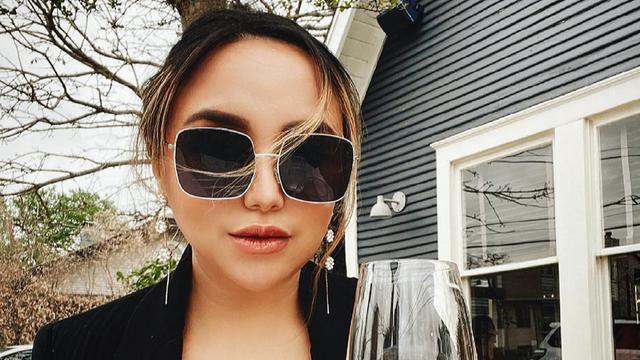 FOTO: Gaya Salmafina Sunan saat Pakai Kacamata, Tampil Modis