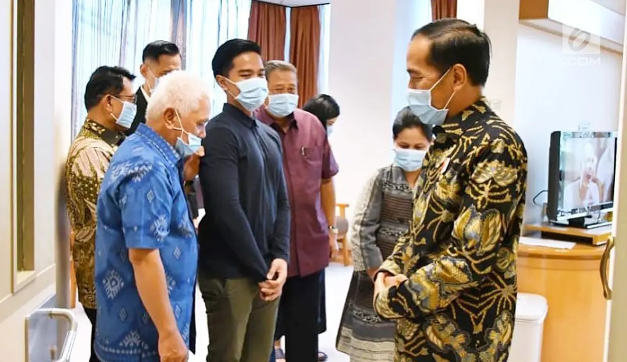 Presiden Joko Widodo atau Jokowi mengenakan masker saat menjenguk istri Presiden ke-6 RI Susilo Bambang Yudhoyono (SBY), Ani Yudhoyono di National University Hospital Singapore, Kamis (21/2). (Liputan6.com/HO/Biro Pers Setpres)
