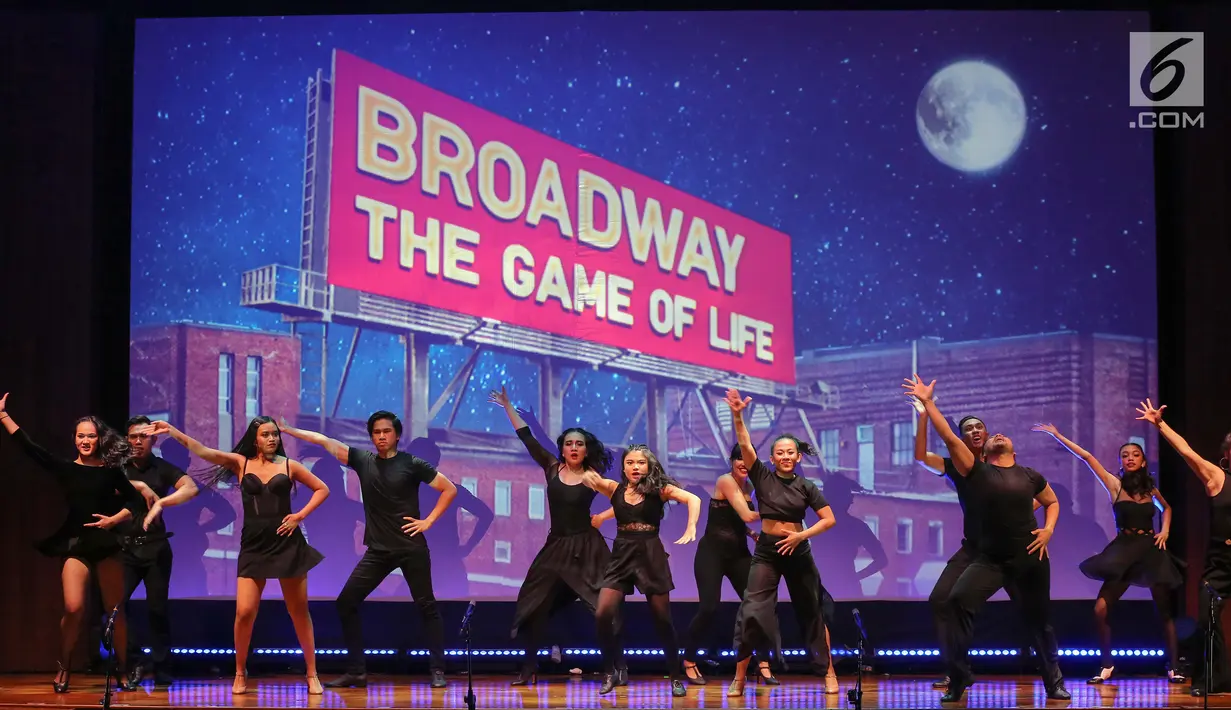 Pemain menghibur penonton pada pertunjukan broadway bertajuk What I Did For Love di Soehanna Hall, Jakarta Selasa (27/8/2019). Sebanyak 13 peserta terpilih Indonesia Menuju Broadway yang diinisiasi Bakti Budaya Djarum Foundation telah tampil di teater broadway New York. (Liputan6.com/Fery Pradolo)