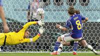 Pemain Timnas Jepang, Ritsu Doan mencetak gol pertama Jepang ke gawang Timnas Jerman dalam laga matchday pertama Grup E Piala Dunia 2022 di Khalifa International Stadium, Doha, Qatar, Rabu (23/11/2022) malam WIB. (AP/Matthias Schrader)