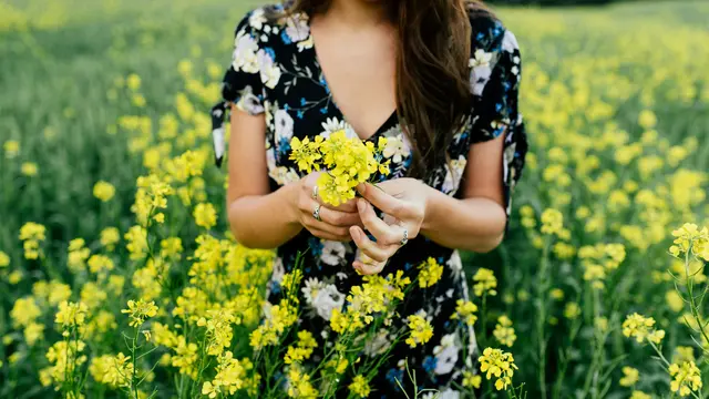 Tips dan Trik Pakai Floral Dress, Tampil Kekinian