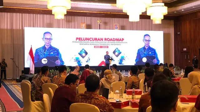 Ketua Dewan Komisioner OJK Mahendra Siregar, dalam peluncuran LPBBTI, di Four Season Jakarta, Jumat (10/11/2023). (Tira/Liputan6.com)