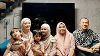 Inara Rusli kunjungi rumah Ustaz Felix Siauw dan Ummu Alila (Sumber: Instagram/mommy_starla)