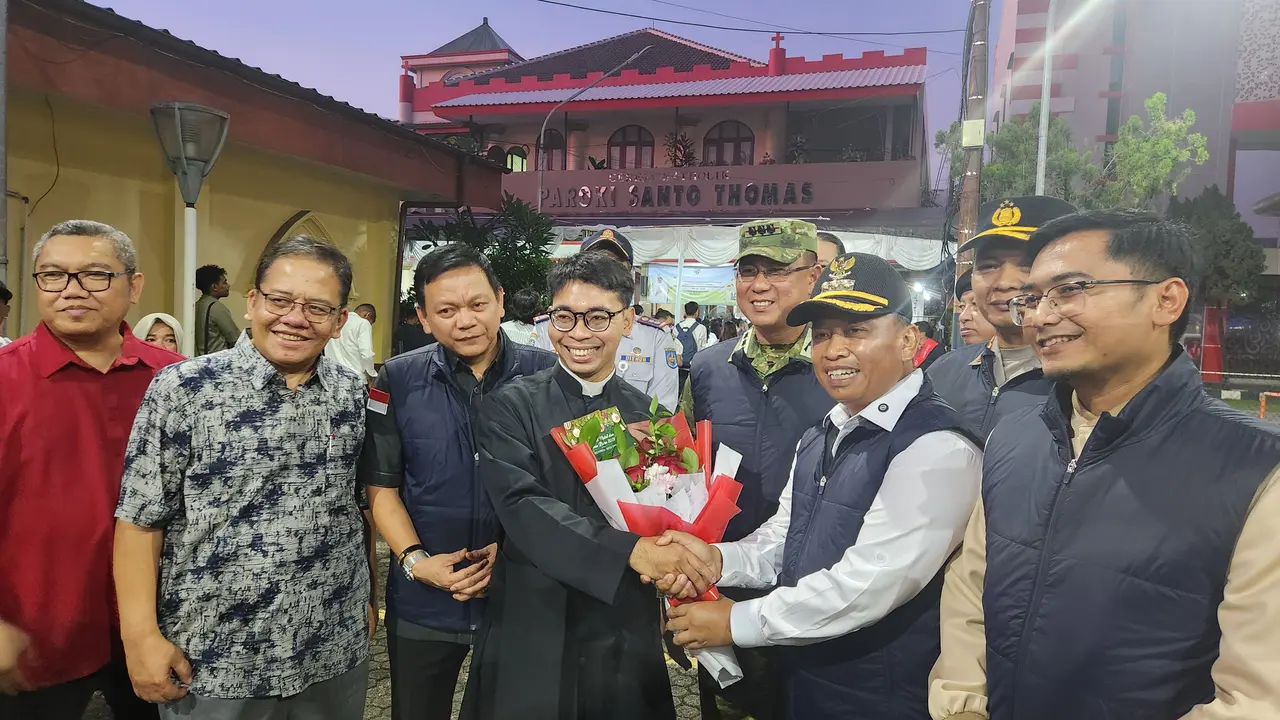 Wali Kota Depok, Supian Suri bersama Forkopimda Kota Depok saat meninjau ibadah Natal di Gereja Katolik Paroki Santo Thomas, Depok.
