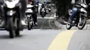 Minimnya jalur khusus sepeda yang tersedia di Jakarta membuat para pengguna sepeda harus berebut jalan dengan kendaraan bermotor. Foto diambil pada Kamis (4/12/2014). (Liputan6.com/Faizal Fanani)