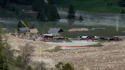 Longsor gletser yang melanda Desa Blatten, Swiss, menyumbat aliran Sungai Lonza di Lembah Alpen. Sumbatan memicu terbentuknya danau dan meningkatkan risiko banjir, mendorong otoritas memperluas kesiagaan evakuasi. (Fabrice COFFRINI/AFP)Sebelumnya, pada 28 Mei 2025, Gletser Birch di wilayah Valais selatan Swiss runtuh. (Fabrice COFFRINI/AFP)