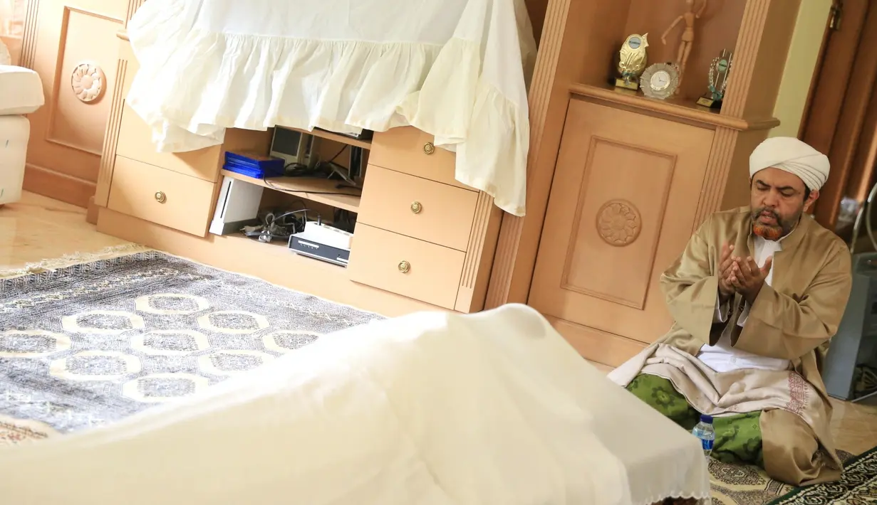 Adri menambahkan, ayahnya dimakamkan esok hari lantaran menunggu kakaknya, yang sedang menyelesaikan pekerjaan di Bali. Selain itu juga tidak mau terburu-buru dengan banyaknya relasi dari ayahnya. (Adrian Putra/Bintang.com)