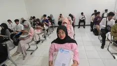 Peserta Ujian Tulis Berbasis Komputer (UTBK) Seleksi Nasional Berdasarkan Tes (SNBT) menanti waktu di ruang ujian komputer, Universitas Veteran Jakarta, Limo, Depok, Jawa Barat, Senin (21/4/2026). Ujian Tulis Berbasis Komputer (UTBK) Seleksi Nasional Berdasarkan Tes (SNBT) 2026 resmi dilaksanakan dalam 1 gelombang pada 21-30 April 2026. (merdeka.com/Arie Basuki)