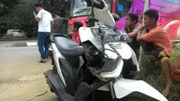 Sepeda motor yang hancur akibat serangan massa Jakmania di kawasan Bogor, Jawa Barat, Jumat (14/10/2016) sore. (Liputan6.com/Achmad Sudarno)