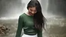Member JKT48 dengan jumlah followers 447 ribu ini sangat memesona. OOTD Shani JKT48 yang simpel ini cukup cocok dipakainya saat berada di air terjun. Shani tampak sumringah bisa melepas penat saat liburan santai di alam bebas seperti ini. (Liputan6.com/IG/@jkt48shani)