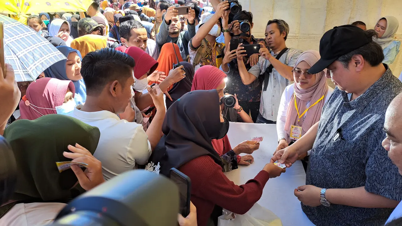 Ketua Umum Partai Golkar Airlangga Hartarto di pasar murah Golkar dan Projo di Pandeglang, Tangerang