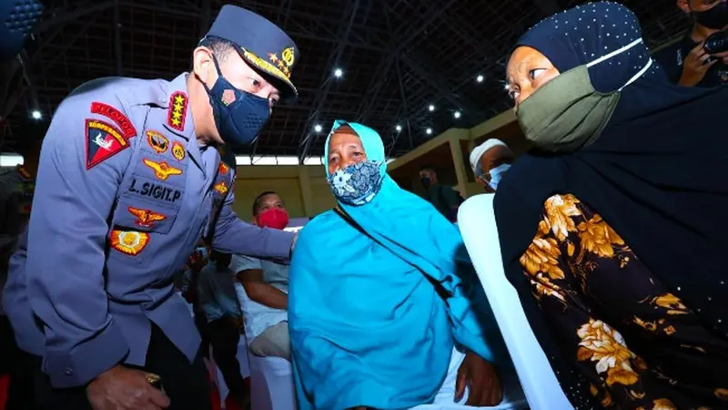 Kapolri Jenderal Listyo Sigit Prabowo saat meninjau vaksinasi lansia di Riau.