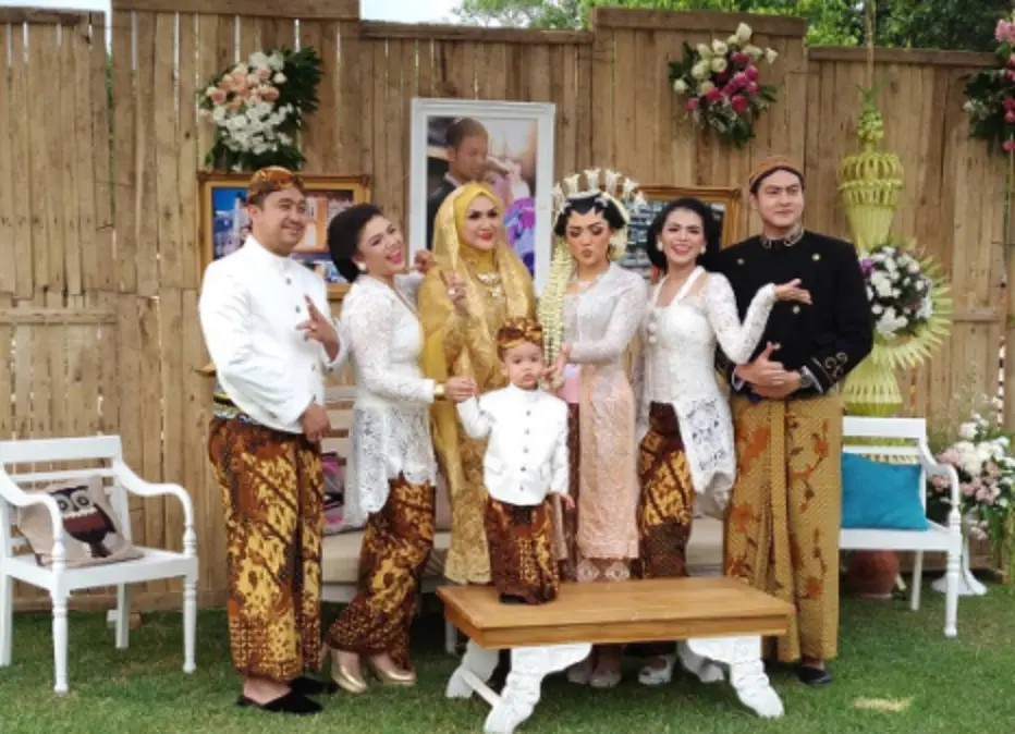 Pernikahan Vicky Shu dan Ade Imam. (Instagram/ipung_id)