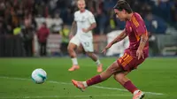 Paulo Dybala dari AS Roma mencoba mencetak gol dalam pertandingan Serie A melawan Inter Milan di Roma, Sabtu, 18 Oktober 2025. (AP Photo/Andrew Medichini)