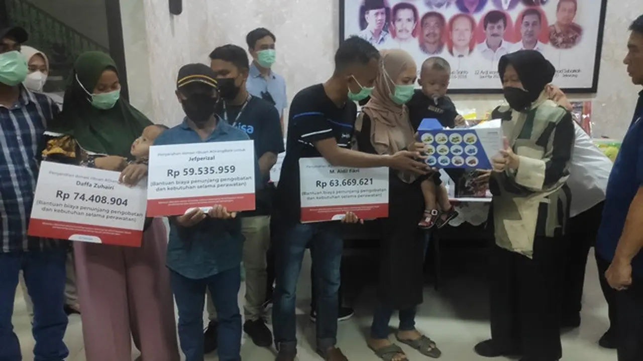 Menteri Sosial Tri Rismaharini menyerahkan donasi dari Kitabisa kepada balita penderita jantung bocor.
