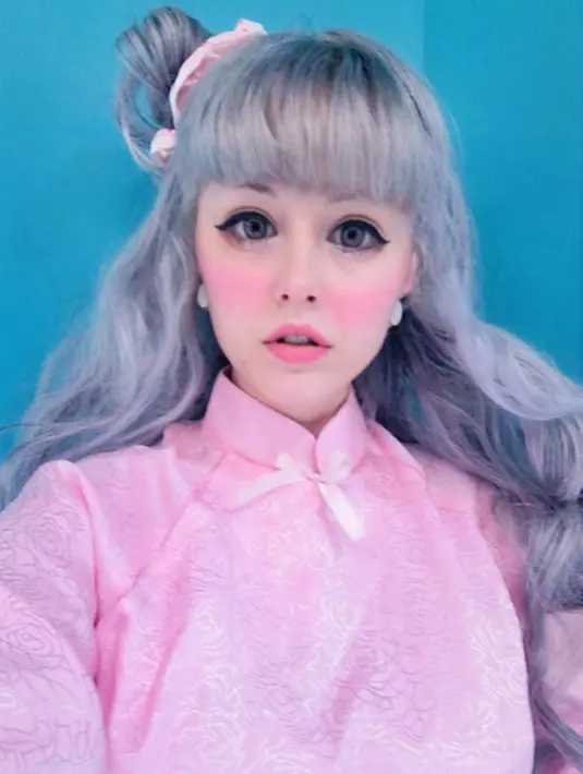 Hal tersebut juga diwartakan E! News, Kamis (12/10/2017), Etta Ng dalam fotonya bergaya maskulin. Potongan rambut cepaknya berwarna abu-abu, serta cara berpakaian yang tomboy. (Instagram/andiautumn)