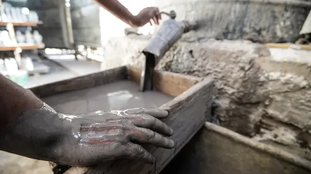 Mengintip Pembuatan Vas Bunga Cantik dari Tanah Liat di Mesir