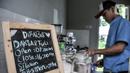 Seorang pekerja yang merupakan penyandang disabilitas membuat minuman kopi pesanan pelanggan di Kafe Difabis Coffee & Tea, Kompleks Kantor Wali Kota Jakarta Timur, Senin (19/12/2022). Kafe yang didirikan oleh Baznas (Bazis) DKI Jakarta tersebut diharapkan dapat mengembangkan dan memaksimalkan peran dari Kafe Difabis yang dioperasikan oleh kawan-kawan difabel untuk memberikan pemahaman pada masyarakat dan kesetaraan. (merdeka.com/Iqbal S. Nugroho)