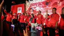 Aksi Ketum PDIP, Megawati Soekarnoputri dan para kader mengangkat tangan dengan posisi jari mengacungkan simbol metal pada pesta rakyat di Jakarta, Minggu (18/2). PDIP mendapatkan nomor urut tiga sebagai peserta Pemilu 2019. (Liputan6.com/Faizal Fanani)