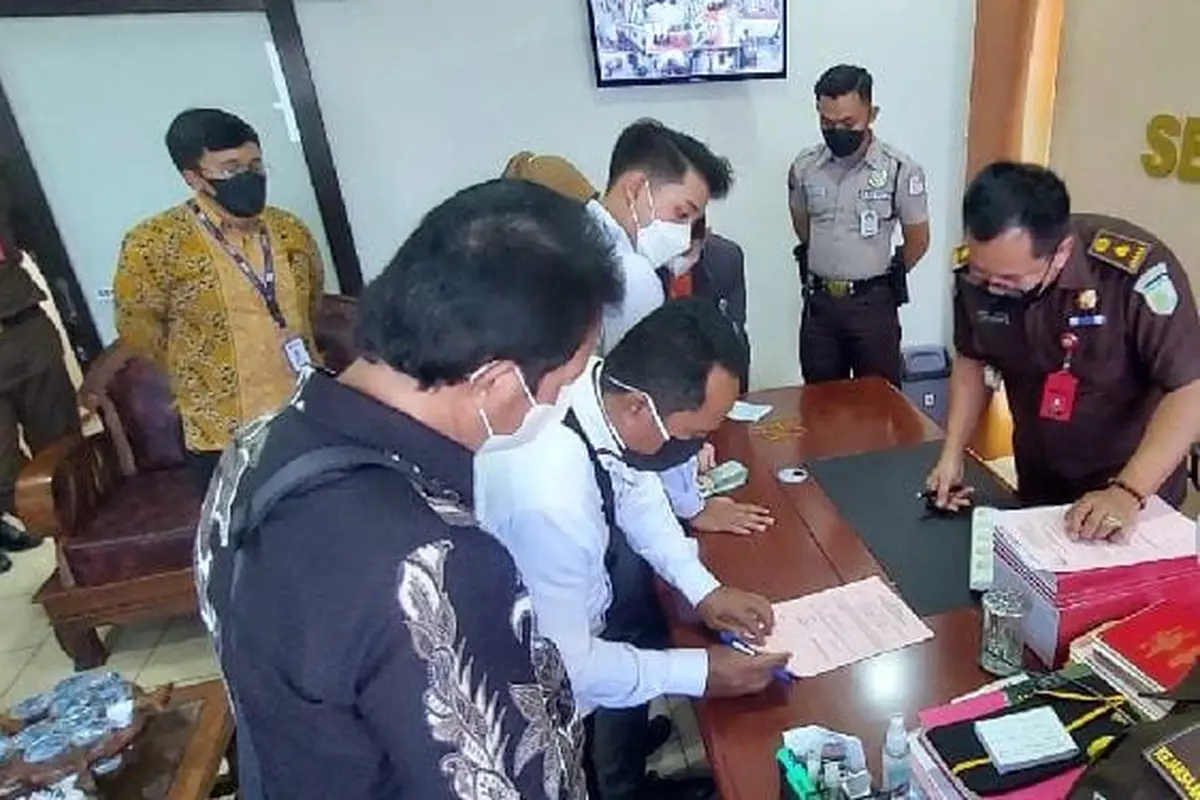 Kades Kesugihan Kidul, Cilacap, terdakwa korupsi dana desa (DD) mengembalikan uang negara ratusan juta rupiah